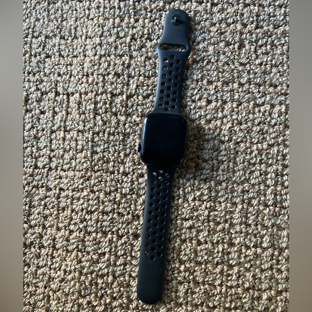 Apple Watch SE 44mm with band and charger